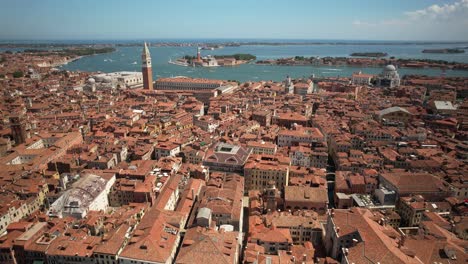 Luftdrohne-über-Der-Stadt-Venedig-Mit-Wasserkanälen,-Wohnhäusern,-Meeresinseln-Und-Traditionellem-Architekturpanorama-Im-Warmen-Italienischen-Sommerreiseziel