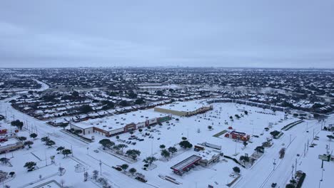 Eisiger-Regen-Machte-Die-Straßen-Von-Texas-Zu-Einem-Ort-Für-Verschneiten-Winterspaß