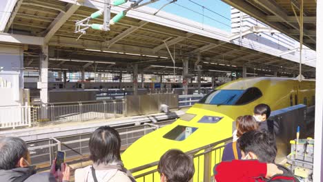 Japanische-Familien-Machen-Fotos-Mit-Dem-„Doctor-Yellow“-Shinkansen