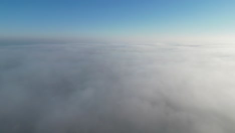 Entspannende-Drohnenaufnahmen-über-Wolken,-Die-Wie-Im-Himmel-Aussehen