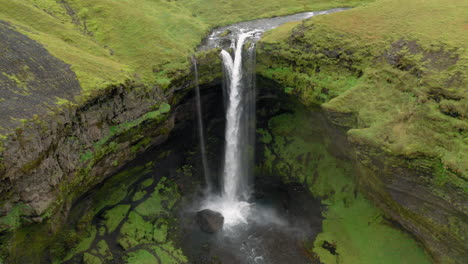Luftaufnahme:-Drohnenkranaufnahme-Des-Kvernufoss-Wasserfalls-In-Island