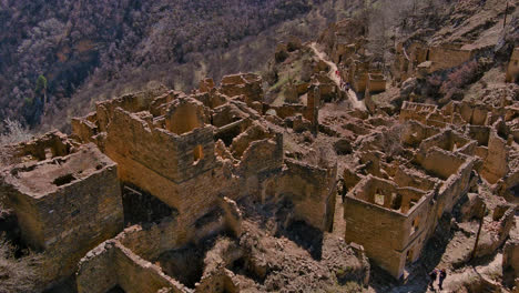 Antiguas-Casas-De-Piedra-En-Un-Pueblo-De-Montaña-Abandonado