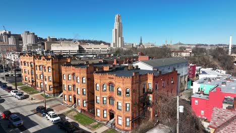 Luftaufnahme-Historischer-Häuser-In-Pittsburgh,-Pennsylvania,-Mit-Der-Pitt-Cathedral-Of-Learning-Im-Hintergrund