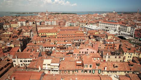 Drone-Aéreo-Sobre-La-Arquitectura-De-La-Ciudad-De-Venecia-Italia,-Casas-Y-Edificios-Tradicionales,-Estilo-Clásico-Romántico,-Horizonte-De-La-Costa-Del-Mar-Durante-El-Clima-Cálido-Del-Día