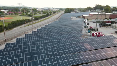 Líneas-De-Paneles-Solares-En-El-área-Urbana-De-Chattanooga,-Tennessee,-Vista-Aérea