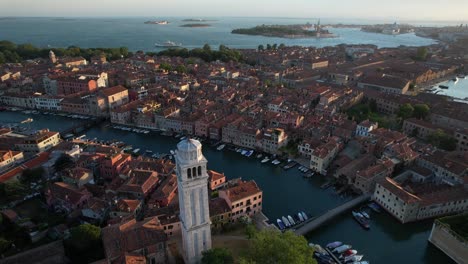 Canal-Grande-In-Venedig,-Italien,-Luftdrohne-über-Dem-Wasserkanal,-Boote,-Häuser,-Meer-Und-Europäische-Touristenstadt-Im-Sommer