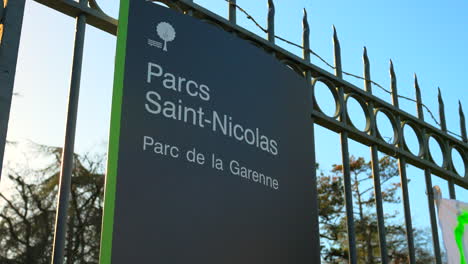 Señalización-De-Entrada-Al-Parque-De-San-Nicolás-Colgada-En-La-Puerta-De-Enfados,-Francia