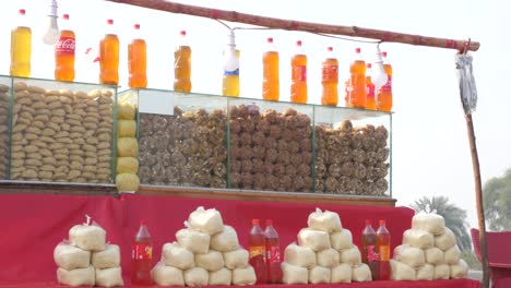 Stand-Mit-Dem-Verkauf-Von-Gur-Jaggery-Klumpen-Und-Flaschengetränken-In-Punjab