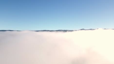 Wunderschöner-Drohnenschuss,-Der-Von-Wolken-Zu-Einem-Himmelsblick-Aufsteigt
