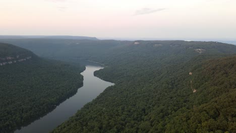 Luftaufnahme-Des-Tennessee-River-In-Der-Nähe-Von-Chattanooga-Und-Der-Umliegenden-Wildnis