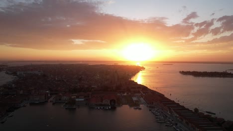 Luftaufnahme-über-Venedig,-Italien,-Inselstadt,-Venezianische-Lagune,-Goldener-Sonnenuntergang,-Gelber-Horizont-über-Der-Stadt-Der-Kanäle,-Reise--Und-Tourismusziel,-Europäischer-Sommer