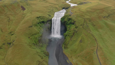 Luftaufnahme-Des-Skogafoss-Wasserfalls-In-Island-An-Einem-Bewölkten-Tag