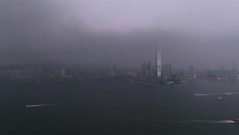 Weitwinkelaufnahme-Eines-Schweren-Gewitters-Und-Blitzeinschlags-In-Der-Nähe-Des-ICC-Gebäudes-In-Der-Stadt-Hongkong-–-Flug-Aus-Der-Luft
