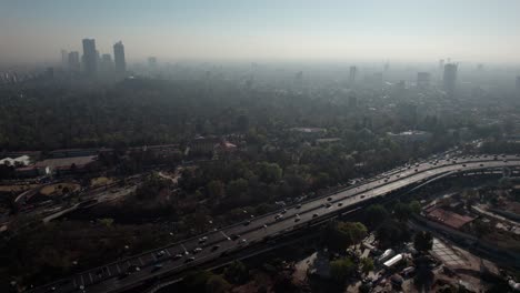 Sehen-Sie-Sich-Eine-Verschmutzte-Stadt-Mit-Einer-Drohne-An