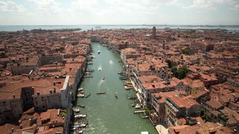 Luftdrohnen-Fliegen-über-Dem-Canal-Grande-Von-Venedig,-Italien,-Wasserkanal,-Gondeln,-Stadtbildarchitektur-Während-Des-Sommertages-In-Einem-Italienischen-Touristenziel