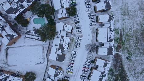 Ein-Blick-Von-Oben-Auf-Den-Schneesturm,-Der-Alles-Weiß-Angemalt-Hat,-Häuser,-Gebäude,-Straßen-Und-Autos