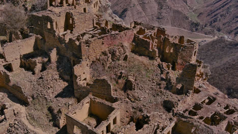 Vista-Sobre-Las-Ruinas-De-Un-Antiguo-Pueblo-En-La-Cima-De-Una-Montaña