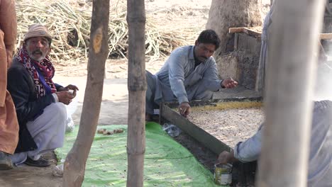 Machos-En-Punjab-Rural-Preparando-Y-Haciendo-Gur-Jaggery-Fresco