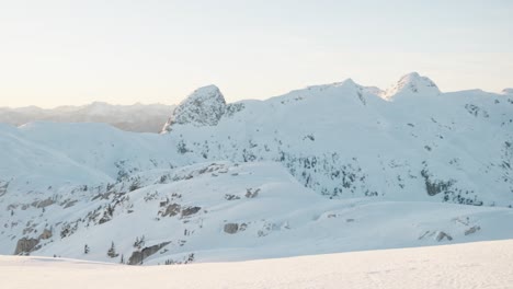 Langsames-Schwenken-Links-Einer-Schneebedeckten-Bergkette-Im-Winter-In-Kanada,-BC