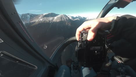 POV-De-Un-Chico-Tomando-Fotos-En-La-Cabina-De-Un-Helicóptero-Volador-En-Canadá,-BC