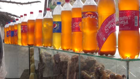 Reihe-Von-Zuckerhaltigen-Getränken-In-Flaschen-Auf-Der-Außenkiste,-In-Der-Gur-Jaggery-Klumpen-In-Punjab-Verkauft-Werden