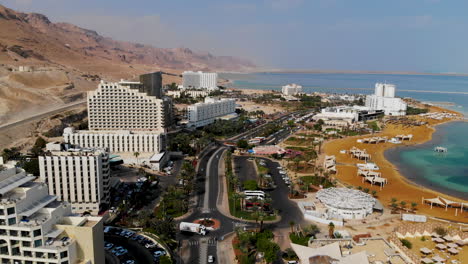 Volando-Sobre-La-Playa-Del-Mar-Muerto-Y-Hoteles-Resort-En-Israel