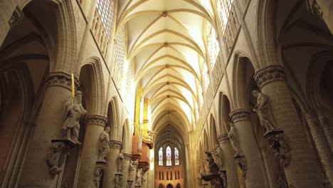 Dentro-De-La-Catedral-De-St