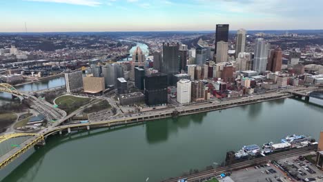 High-aerial-reveal-of-Pittsburgh,-PA-skyline