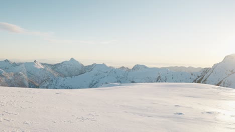 Langsamer-Schwenk-Nach-Rechts-Einer-Schneebedeckten-Bergkette-Bei-Sonnenuntergang-In-Kanada,-BC
