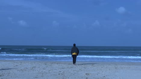 A-man-trying-to-suicide-by-heading-to-the-sea