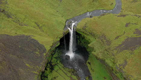Luftaufnahme-Des-Kvernufoss-Wasserfalls-In-Island-An-Einem-Bewölkten-Tag