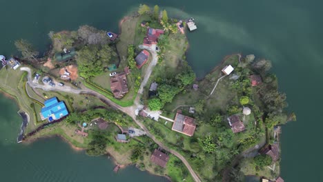 Luftaufnahme-Von-Der-Drohne-Des-Wasserkraftwerks,-Der-Seen,-Berge-Und-Kleinen-Inseln-Von-Guatape,-Medellin,-Kolumbien