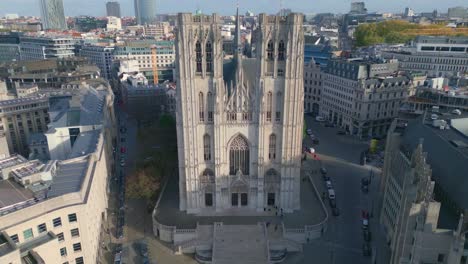 Römisch-katholische-Kathedrale-In-Brüssel,-Luftdrohnenaufnahme