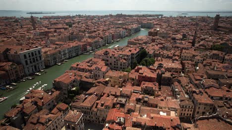Vista-Aérea-Sobre-La-Arquitectura-Y-El-Gran-Canal-De-Venecia-Italia-En-Barcos-De-Luz-Solar-Clara-Navegando-En-El-Destino-Turístico-Europeo-Ciudad-Romántica