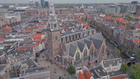 Catedral-Junto-Al-Río-En-Amsterdam