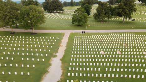Rows-of-gravestones-in-Chattanooga-National-Cemetery,-Chattanooga-Tennessee-a-sombre-reminder