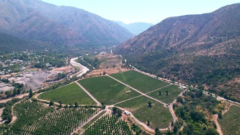 Toma-Aérea-Del-Valle-Del-Maipo,-Región-Famosa-Por-Producir-Los-Vinos-Chilenos-Más-Prestigiosos