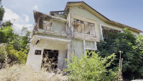 Abandoned-house-in-sunny-Varosha,-Famagusta
