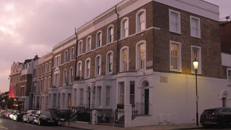Straße-Und-Gebäude-In-Notting-Hill-Bei-Sonnenuntergang-In-West-London,-England,-Vereinigtes-Königreich