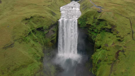 Luftdrohnenaufnahmen-Des-Skogafoss-Wasserfalls-In-Island