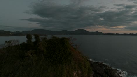 Vegetaciones-En-La-Pequeña-Isla-En-Playa-Tropical-Cerca-De-Guanacaste-En-Costa-Rica-Durante-El-Amanecer