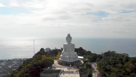 Acérquese-Y-Vuele-Más-Allá-De-La-Gran-Estatua-De-Buda-En-Phuket,-Tailandia