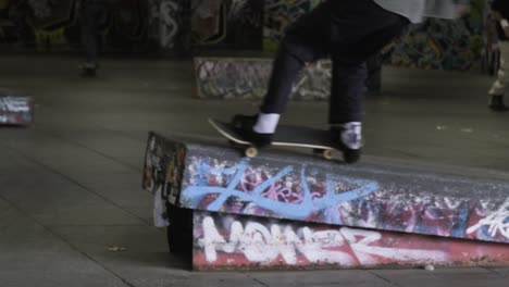 Skateboarder-Schafft-Es-Nicht,-Einen-Trick-Zu-Machen,-Während-Leute-Im-Skatepark-Southbank-Centre,-London,-Großbritannien,-Skateboard-Fahren