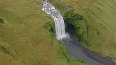 Drohnenpanoramablick-Auf-Den-Skogafoss-Wasserfall-In-Island