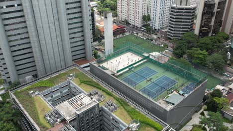 Tennis--Und-Beachtennisplatz-Im-Gebäudedach