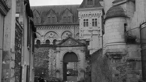 Monochrom-Des-Palastes-Von-Tau-Neben-Der-Kathedrale-Saint-Maurice-In-Angers,-Frankreich