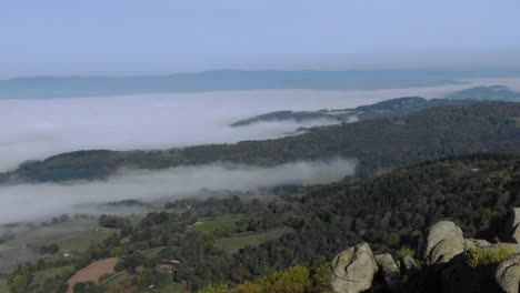 Luftdrohnenansicht-Von-Uchon-Auf-Eine-Ländliche-Landschaft,-Die-In-Nebel-Gehüllt-Ist,-Departement-Saone-et-Loire-In-Frankreich