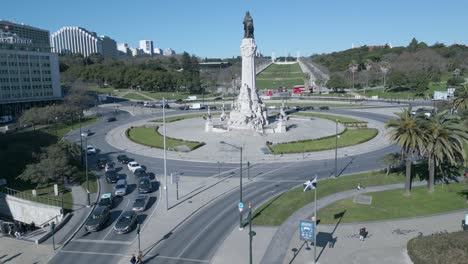 Drone-Disparó-Alrededor-De-La-Estatua-Marques-De-Pombal,-Parque-Eduardo-Vi-Park-En-El-Fondo,-Día-Soleado,-En-Lisboa,-Portugal