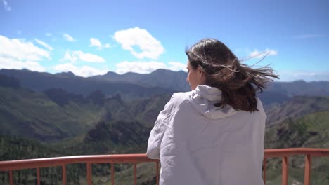 Frau-Blickt-Auf-Die-Berglandschaft-Am-Aussichtspunkt-In-Artenara,-Gran-Canaria,-Spanien