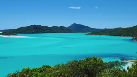 Hill-Inlet-view-at-famous-filming-location-Whitehaven-Beach-Whitsunday-Island-with-clear-turquoise-blue-water-in-South-Pacific-Queensland-Australia,-Great-Barrier-Reef